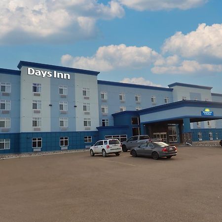 Days Inn & Suites By Wyndham Fort Saskatchewan Exterior photo